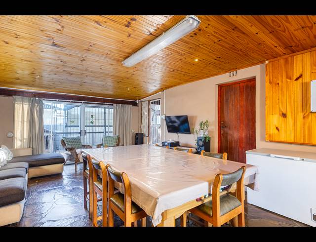 3 BEDROOM FREEHOLD FOR SALE IN CHURCHILL ESTATE